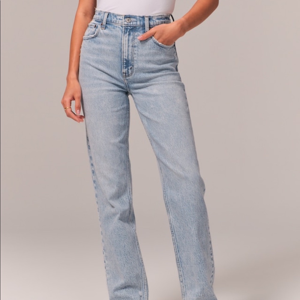 NWOT A&F Ultra High Rise 90s Straight Jean Light Wash
